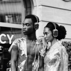 CUFFIA PADIGLIONE DEFUNC MONDO OVER EAR CLEAR BLUETOOTH V5.2 STEREO 102dBSPL a 1mW (0,179V), 1kHz, BLACK TRASPARENT